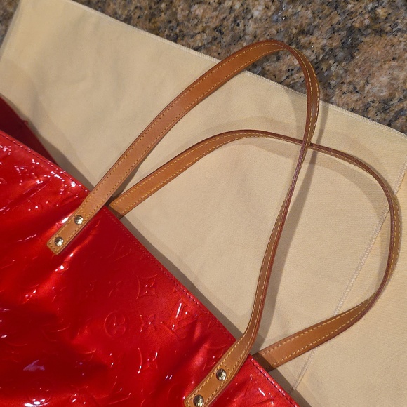 Louis Vuitton Red Monogram Vernis Reade GM - Picture 11 of 17